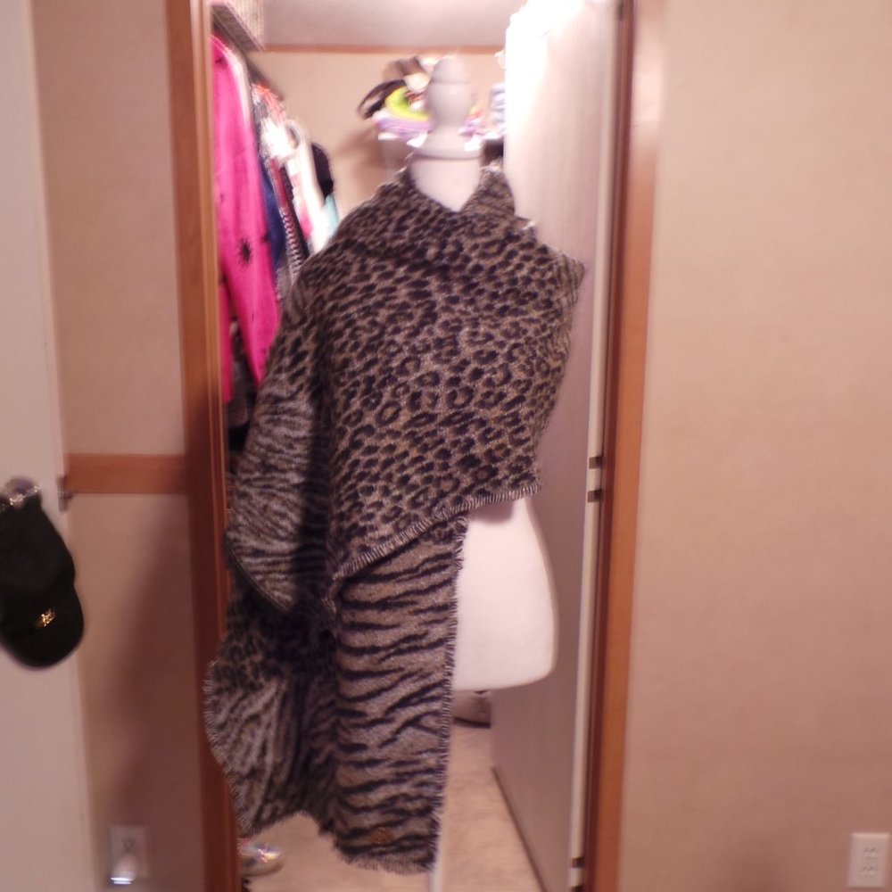 Michael Michael Kors Blanket Scarf/Wrap/Shawl - Picture 5 of 10